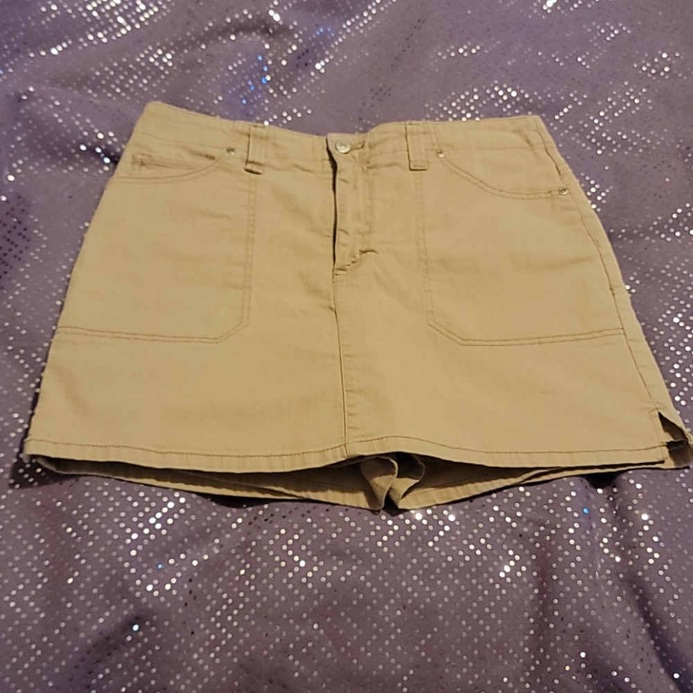 Gloria Vanderbilt Womans tan skorts